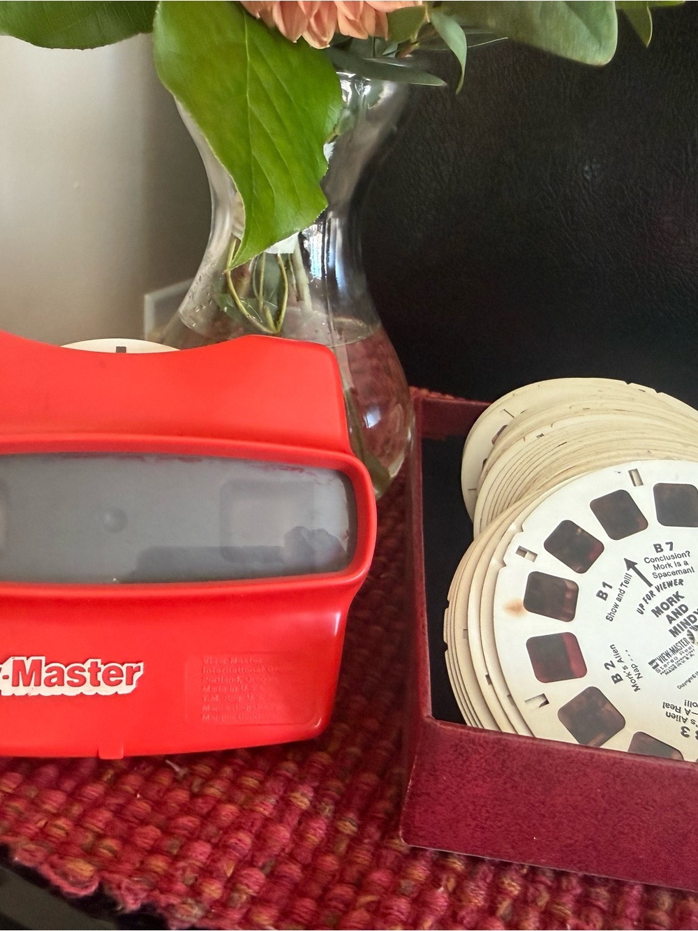 Red Portable Slide Viewer - Compact Entertainment